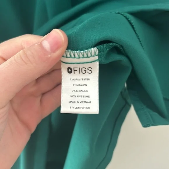 FIGS Casma Three Pocket Scrub Top in Hunter Green - Picture 6 of 7